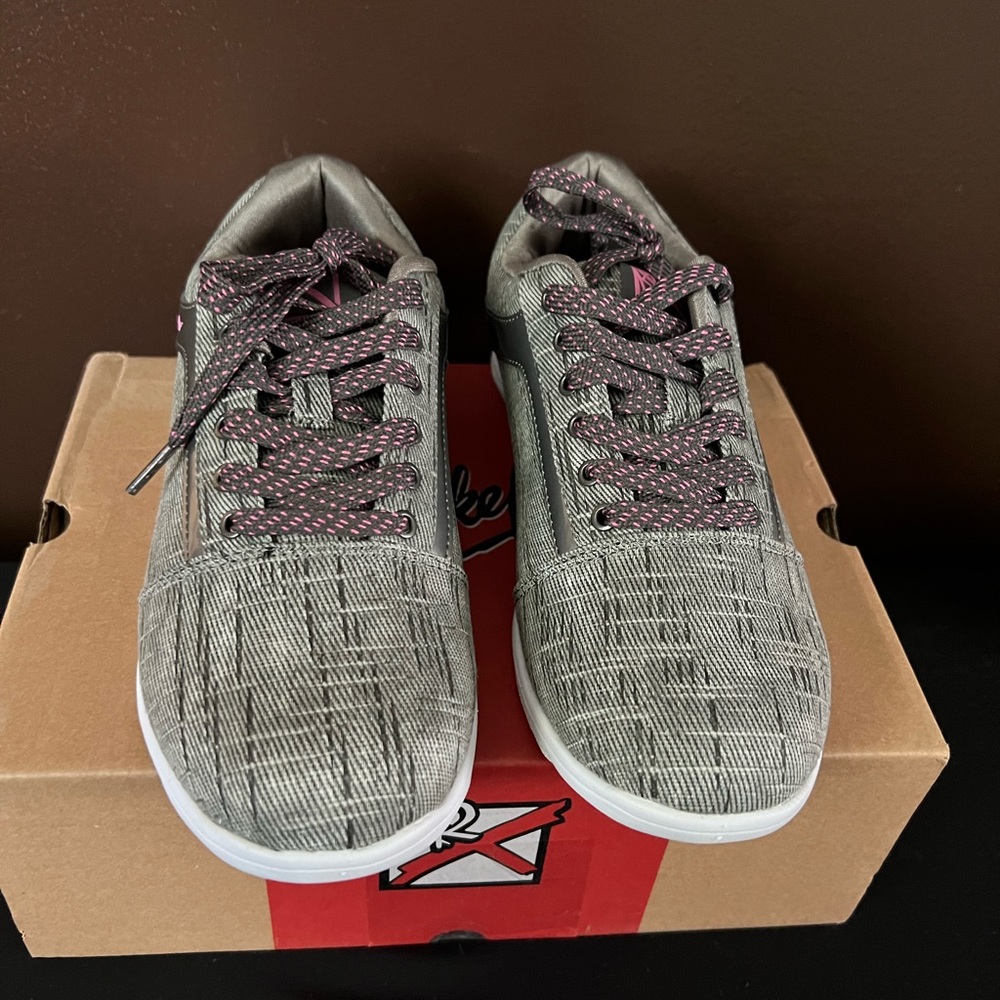 KR Strikeforce Nova Lite Athletic Women's Bowling Shoes Sz 7 M